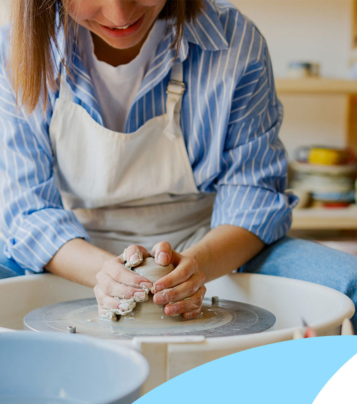 Eine Frau beim Töpfern