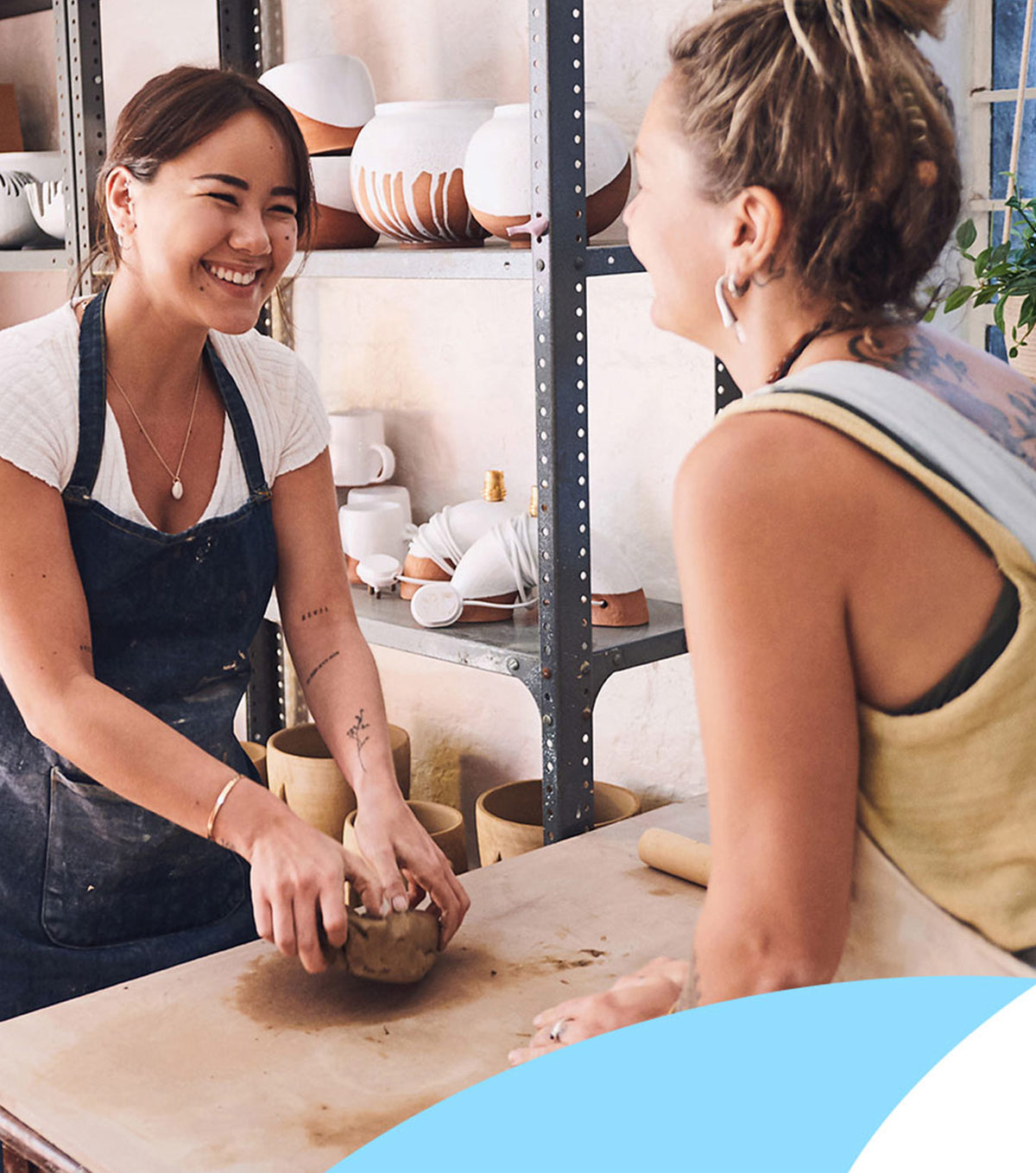 Zwei Frauen beim Modellieren von Ton